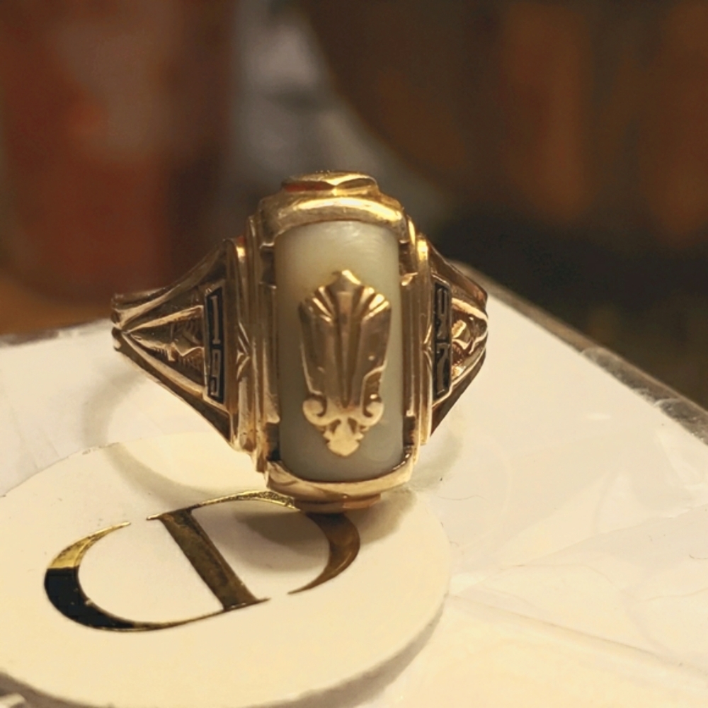 1947 MOP 10kt Class ring size 5.5